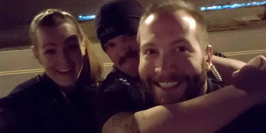 Nach diesem Selfie bekamen diese drei Polizisten die Kündigung
