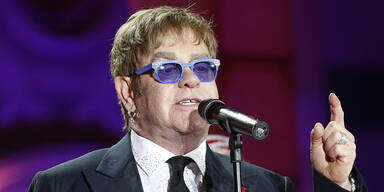 Warum sitzt Elton John im Rollstuhl?
