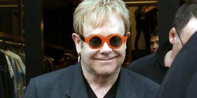 Elton fliegt doppelt auf Österreich