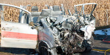 Erdgasauto nach Crash in Flammen - Toter