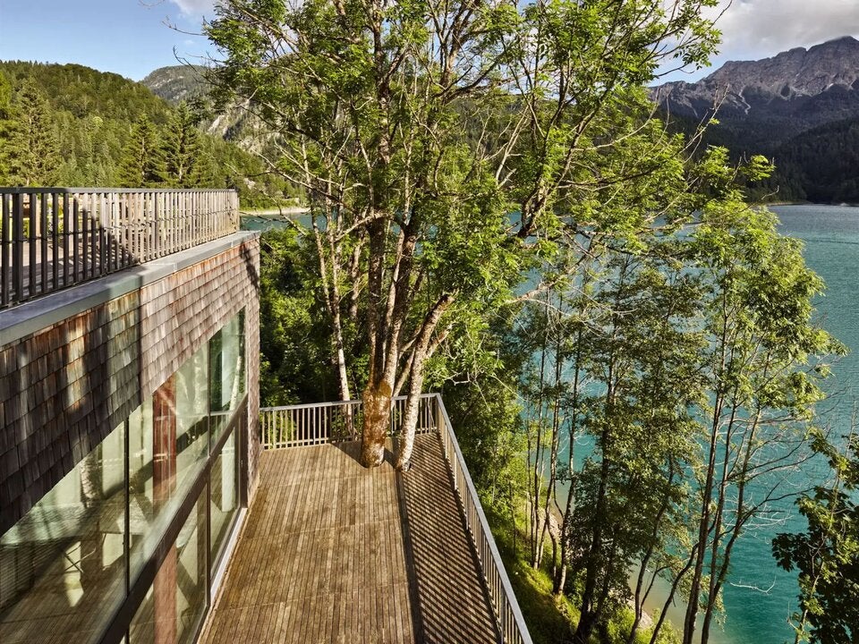 In den eleganten Suiten residiert man dank der Panoramafenster mit ungestörtem Blick auf den Sauris See und die Wälder. Das raffinierte Design macht den Aufenthalt zu einem wohltuenden Erlebnis für alle Sinne. nssuite.it