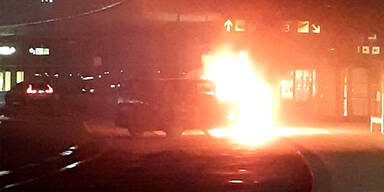 Feuer beim Flughafen Wien: Auto in Flammen