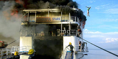 Fähre in Flammen - Passagiere springen von Bord