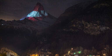 Österreich-Fahne auf das Matterhorn projiziert