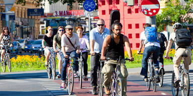 Amsterdam schenkt Flüchtlingen hunderte Fahrräder