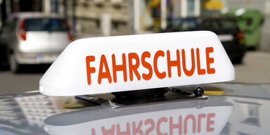 Fahrschulschild auf einem Auto