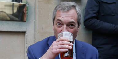 So feiert Nigel Farage den Brexit-Antrag