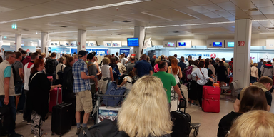 Flug-Chaos: Hunderte sitzen fest