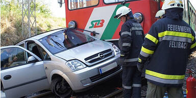 Zug übersehen: Frau bei Crash verletzt 