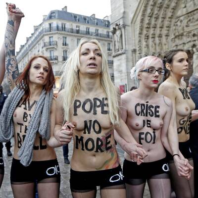 Busen-Protest zum Papst-Rücktritt