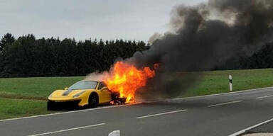 Ferrari fängt während der Fahrt Feuer