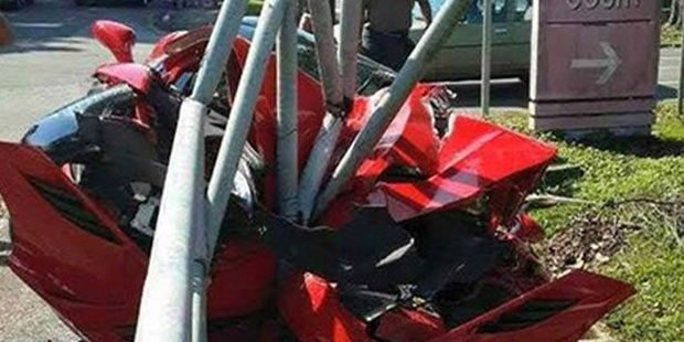 Horror-Crash mit 570 PS-Ferrari