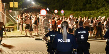 Tausende Besucher sitzen nach Festival bei Wien fest