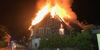 Feuer-Inferno: Einfamilienhaus komplett niedergebrannt