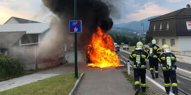 Rettungs-Auto ging in Flammen auf