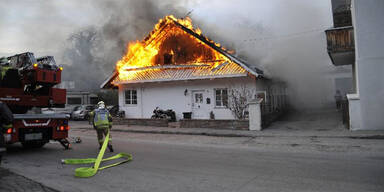 Feuersbrunst zerstört Haus in Tirol