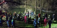 Auto mit Mutter und ihren Kindern in Fluss gestürzt