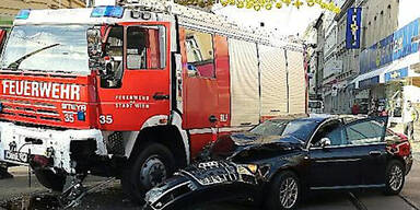 Feuerwehrfahrzeug kollidierte mit Pkw