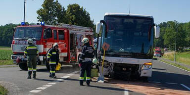 Pkw crasht in Schulbus: Auto-Lenkerin tot, mehrere Kinder verletzt