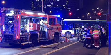 Bus-Unfall am Bahnhof: 1 Toter, 23 Verletzte