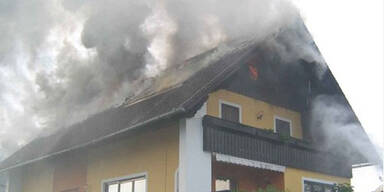 Mann rettet Mutter aus brennendem Haus 