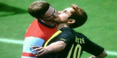 FIFA13: Innige Kussszene zweier Profis