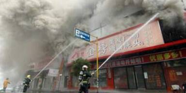 200 Feuerwehrmänner kämpften gegen Hochhausbrand