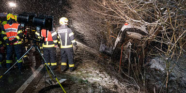 Unfall-Auto bleibt mit Heck in Baumkrone hängen
