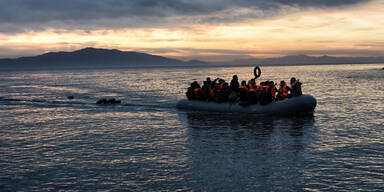 US-Schiff lässt Migranten ertrinken - 76 Tote