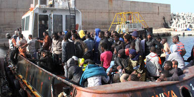 Flüchtlingsboot bei Rettungsaktion umgekippt