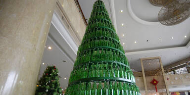 Tannenbaum aus 5.038 Schnapsflaschen gebaut