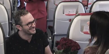 Heiratsantrag auf Flug nach Wien begeistert das Internet