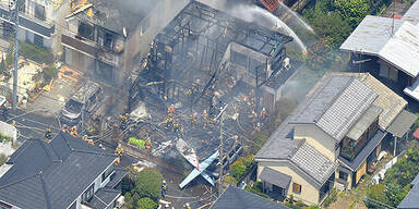 Tokio: Flugzeug stürzt in Wohnhäuser 