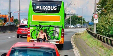 Polizei stoppt blinden Passagier auf Flixbus-Fahrradträger