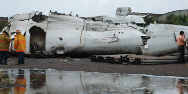 Flugzeug zerbricht in zwei Teile - 15 Tote