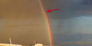 Regenbogen-Blitz schlägt in Flugzeug ein