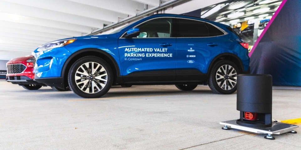 Dieser Ford parkt völlig ohne Fahrer ein