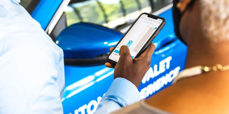 Dieser Ford parkt völlig ohne Fahrer ein