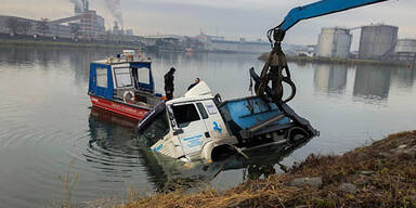 Wegen Glatteis: Lkw stürzt in die Donau