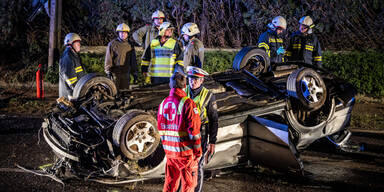 Auto crasht und landet auf Dach – Lenker tot