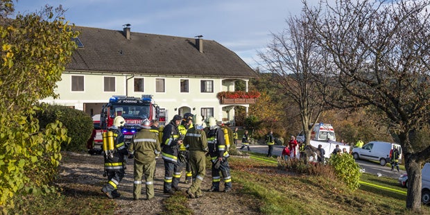 Feuer überrascht Ehepaar im Schlaf: Mann tot