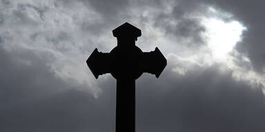 79-Jährige auf Friedhof vergewaltigt
