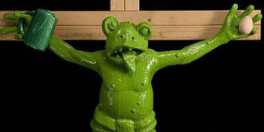 Der Papst findet das Frosch-Kruzifix nicht witzig