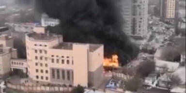 Gebäude von russischem Geheimdienst brennt