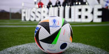 Der neue Fußball liegt bei der Vorstellung des EM-Spielballs für die UEFA EURO 2024 auf dem Maifeld am Olympiastadion