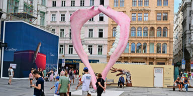 Riesen-Vagina: Skulptur in Wiener City enthüllt