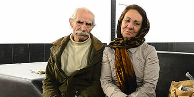 Paar sitzt schon tagelang im Flughafen Wien fest