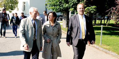 Ministerin besucht Asyllager