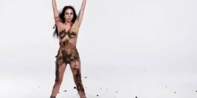 Skurril: Lady Gaga nur mit Schlamm bedeckt