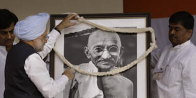 Asche von Mahatma Gandhi im Meer verstreut